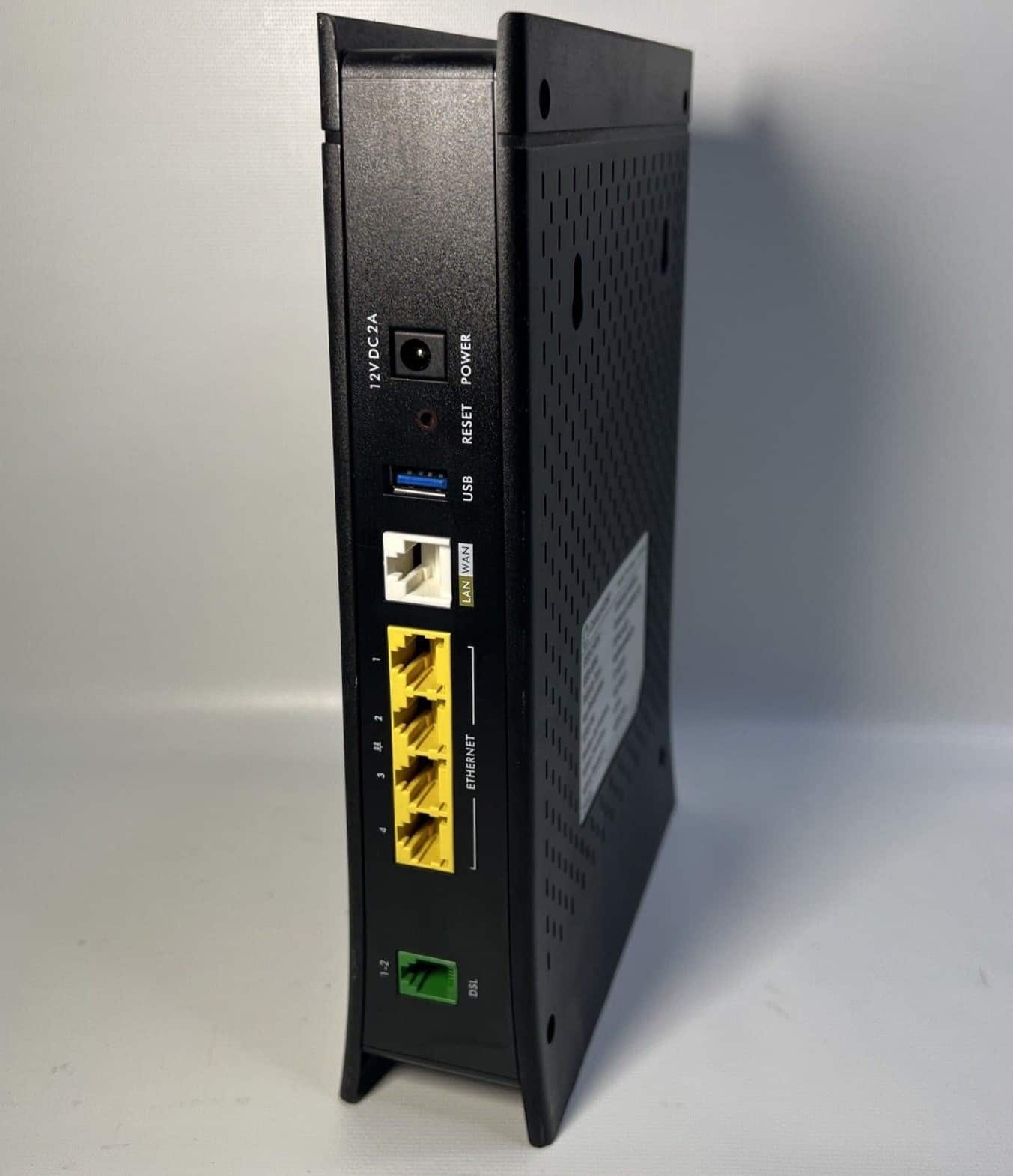 ZyXEL C3000Z Ports