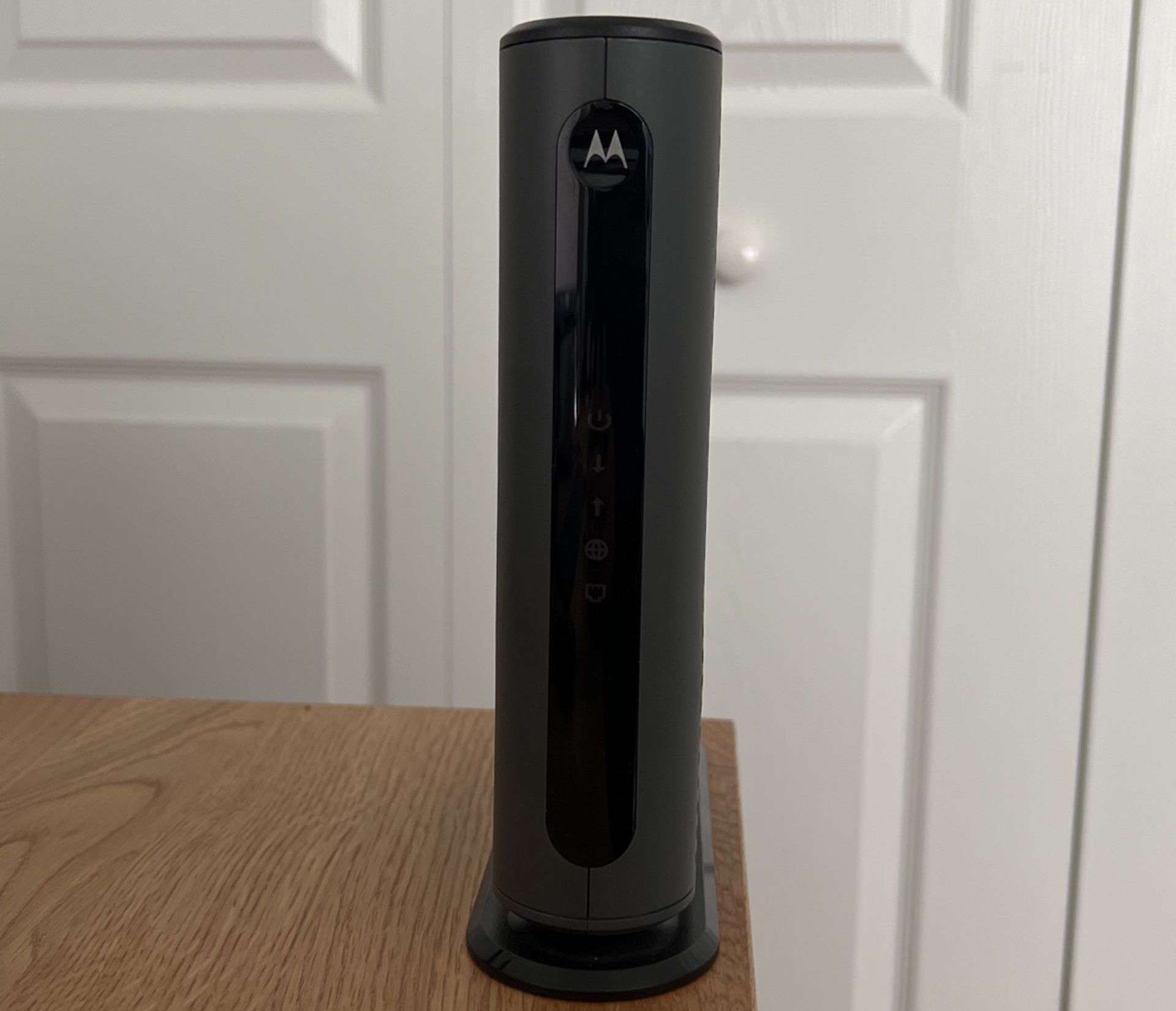 Front Look of Motorola MB8611