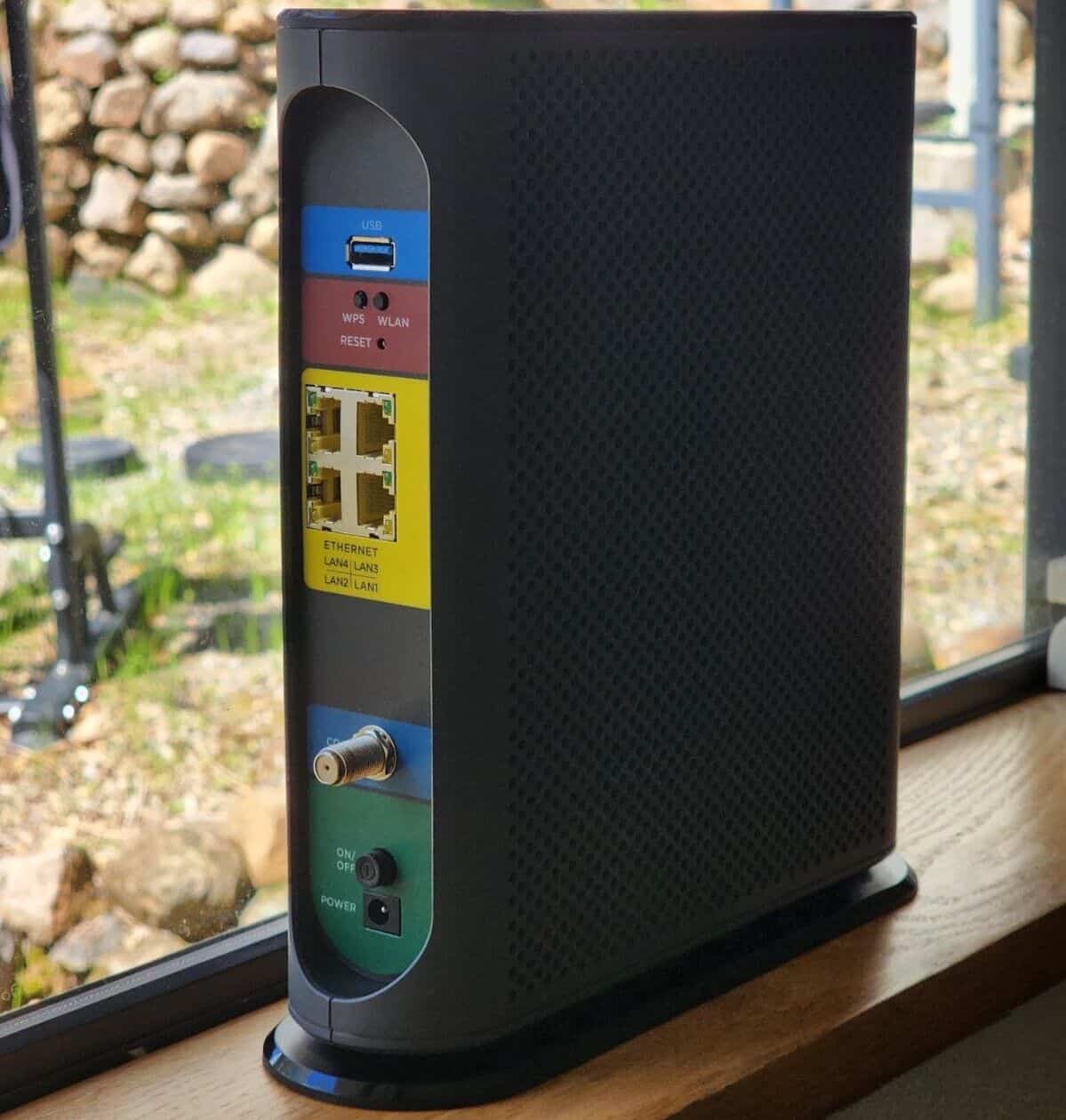 Motorola MG8702 Ports