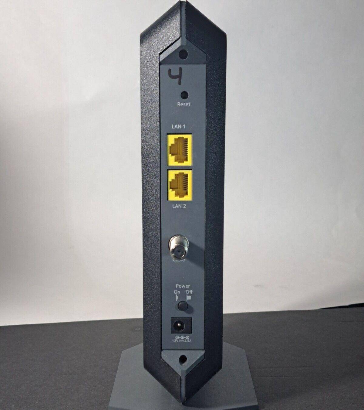 Netgear CM1100 Ports