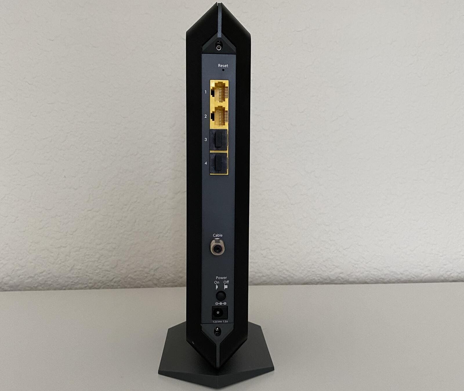 Netgear CM1200 Ports